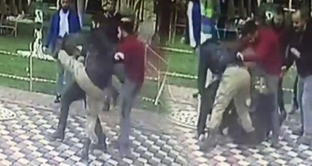 4 KİŞİ KIZ ARKADAŞININ YANINDA GENÇ’İ DÖV SONRADA SERBEST BIRAKIL NE ALA