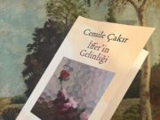 YEMYEŞİL ÇİMENLER ÜZERİNDE GELİNLİĞİ İLE BİR KADIN – İffet’in Gelinliği